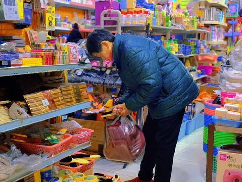 威遠(yuǎn)北門(mén)口 日用百貨攤點(diǎn)前的晨間一幕